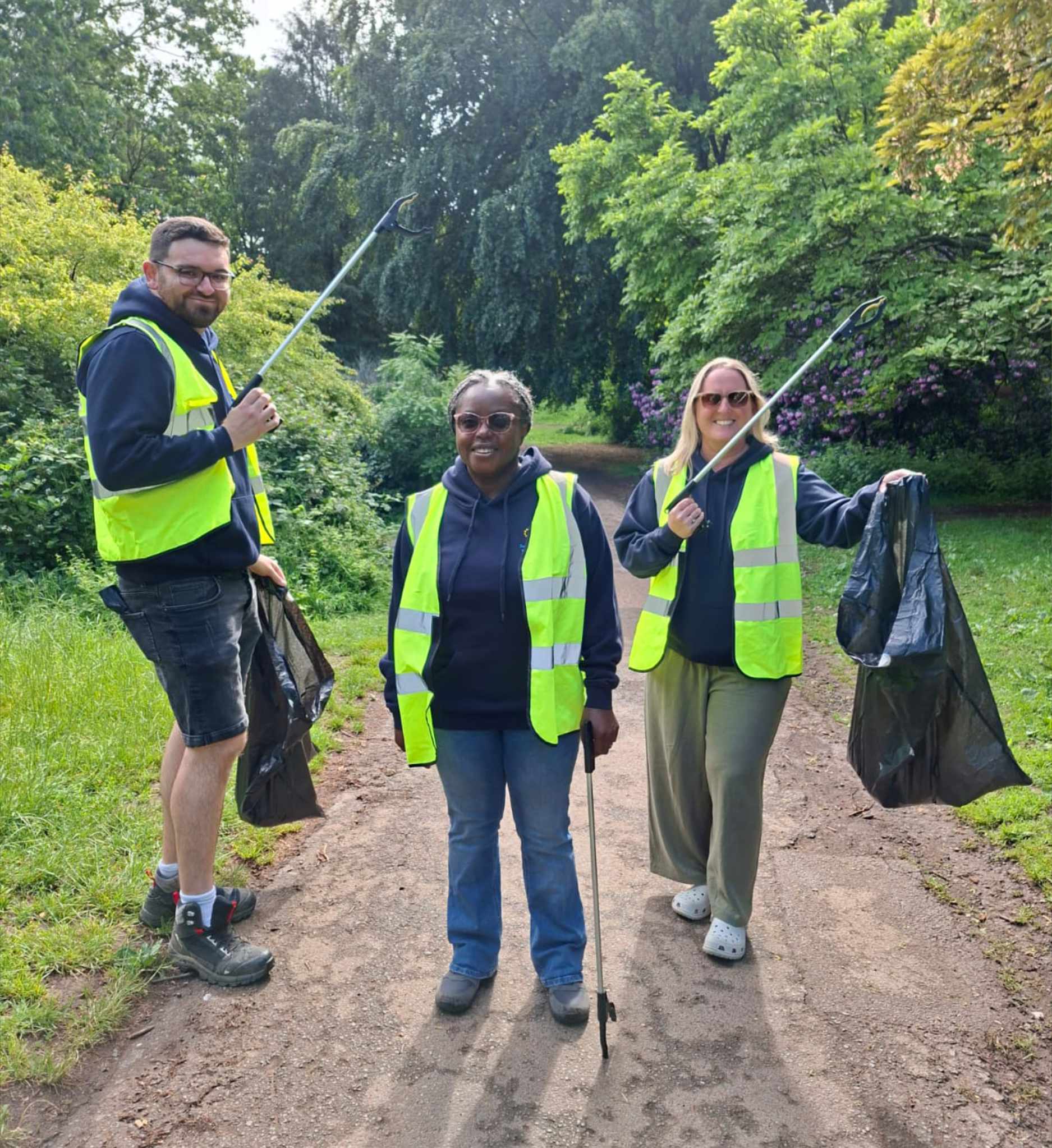 Ategi litter-pick volunteers in full swing!